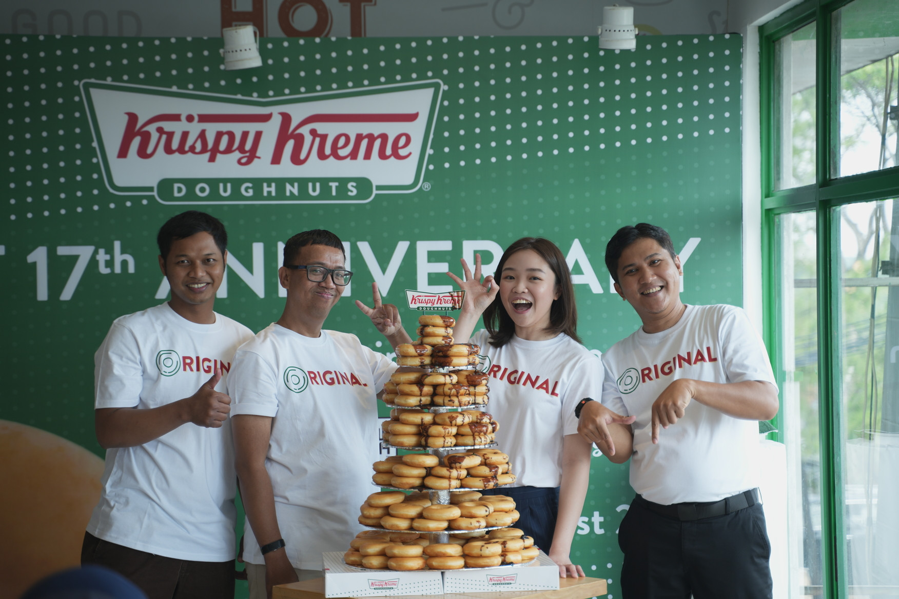 Genap 17 Tahun, Krispy Kreme Gandeng New Era Hadirkan Merchandise Spesial!