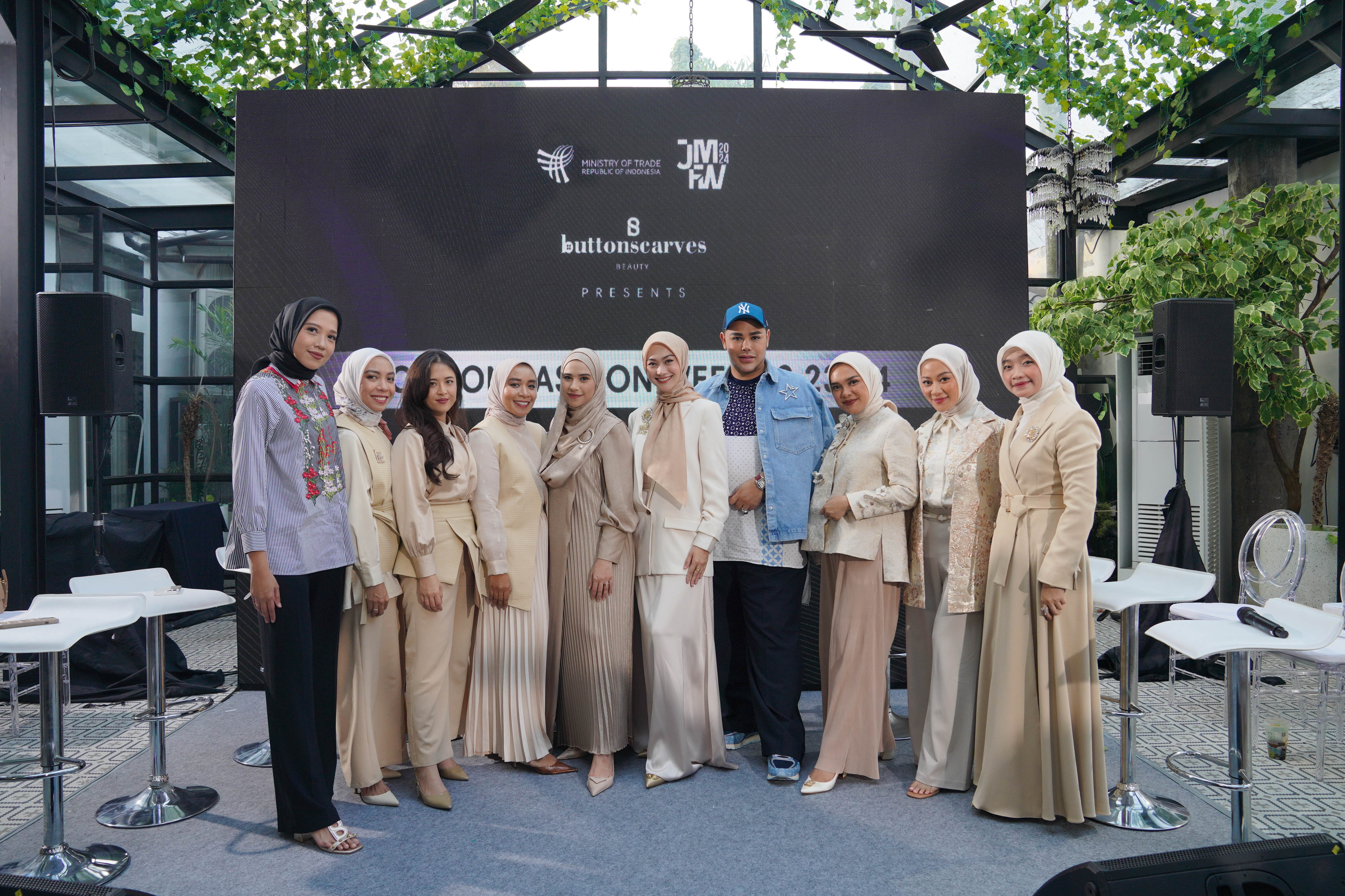 Buttonscarves Beauty  Dukung Desainer Indonesia Di London Fashion Week Spring Summer 2023/2024