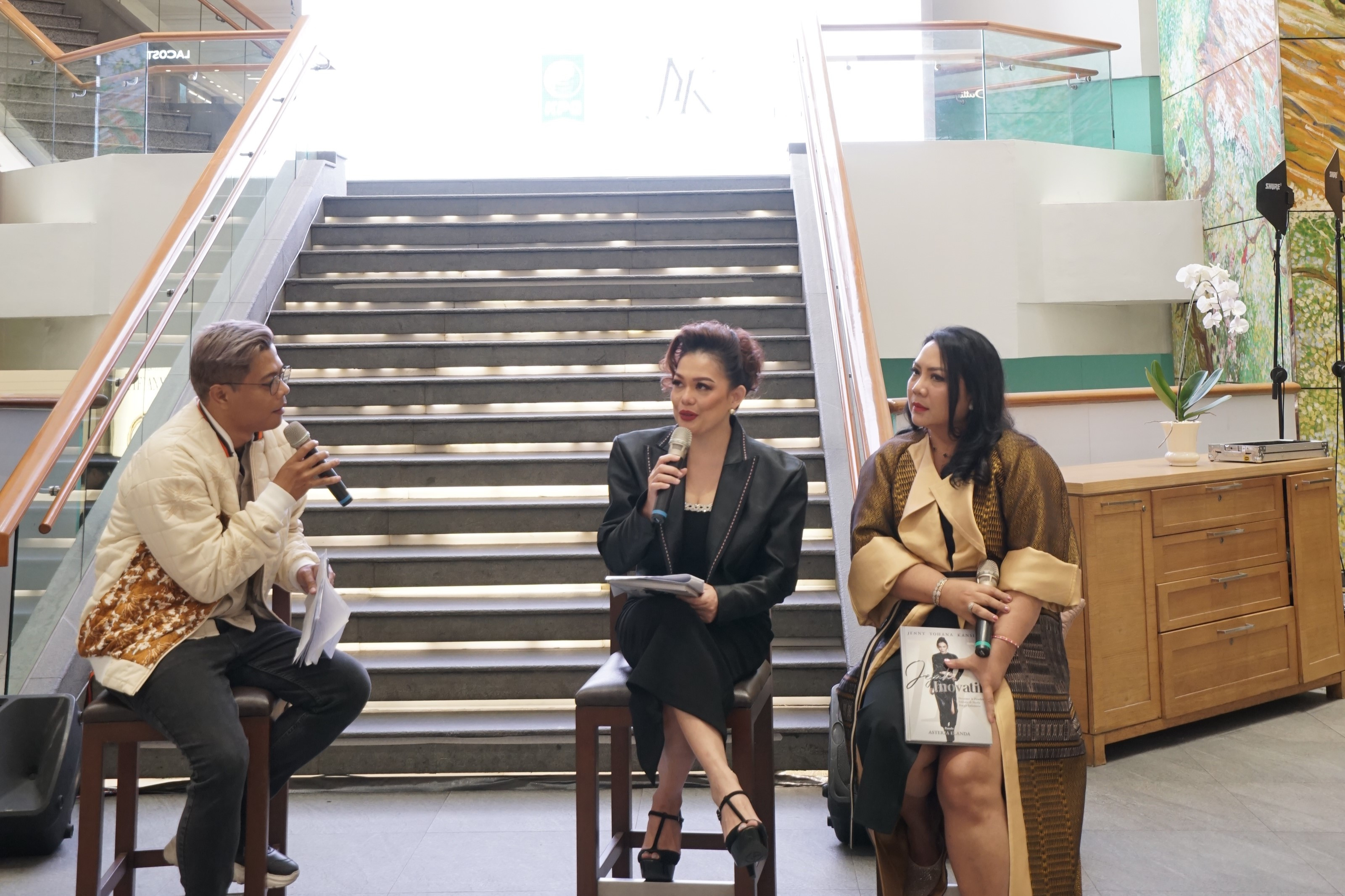 Anniversary Instituto di Moda Burgo, Jenny Yohana Kansil Luncurkan Buku Biografi