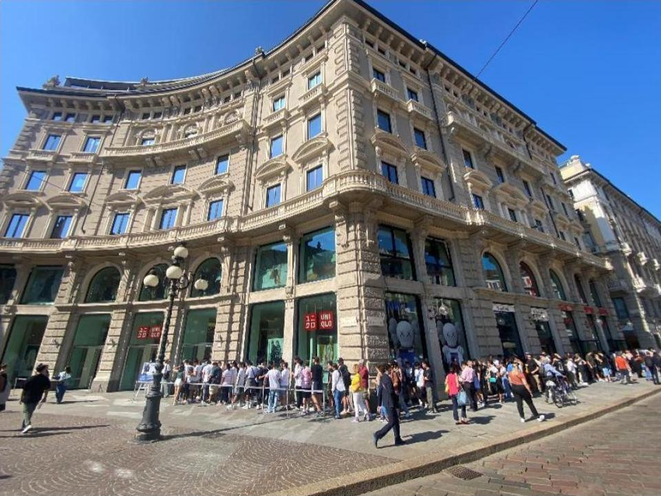 Peluncuran Kolaborasi UNIQLO x KAWS Diwarnai Antrean Panjang di Seluruh Dunia