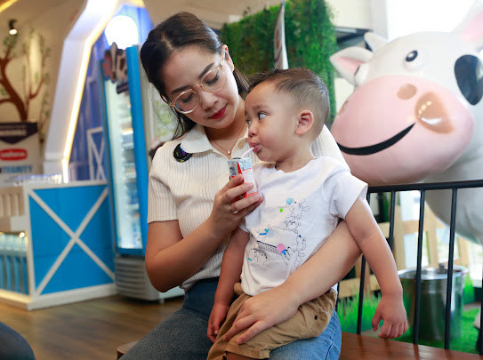 Nagita Slavina Kenalkan Manfaat Susu ke Rayyanza di Farm & Factory MilkLife Subang