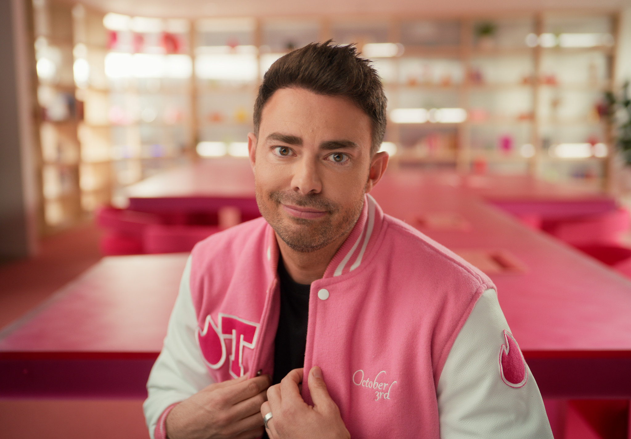 Gandeng Jonathan Bennett, Tinder dan Aktor Mean Girls Bantu Pengguna Hindari Penipuan