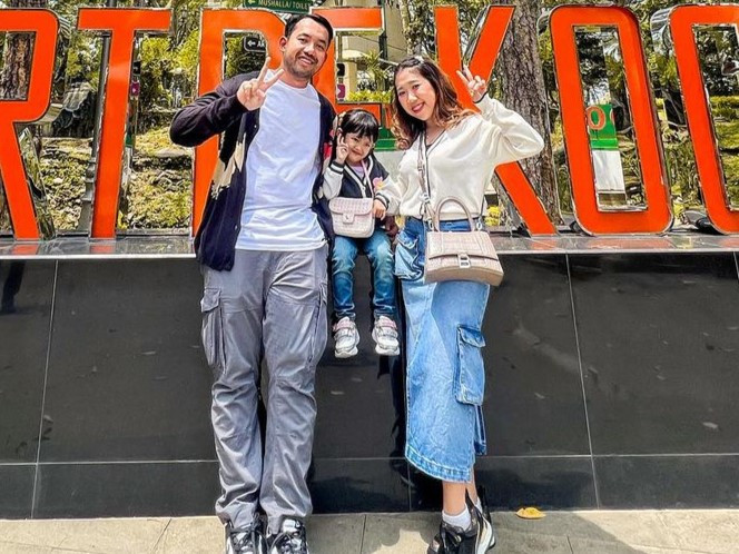 Kiky Saputri dan Suami Perkenalkan Putrinya: Doakan Keluarga Kecil Kami