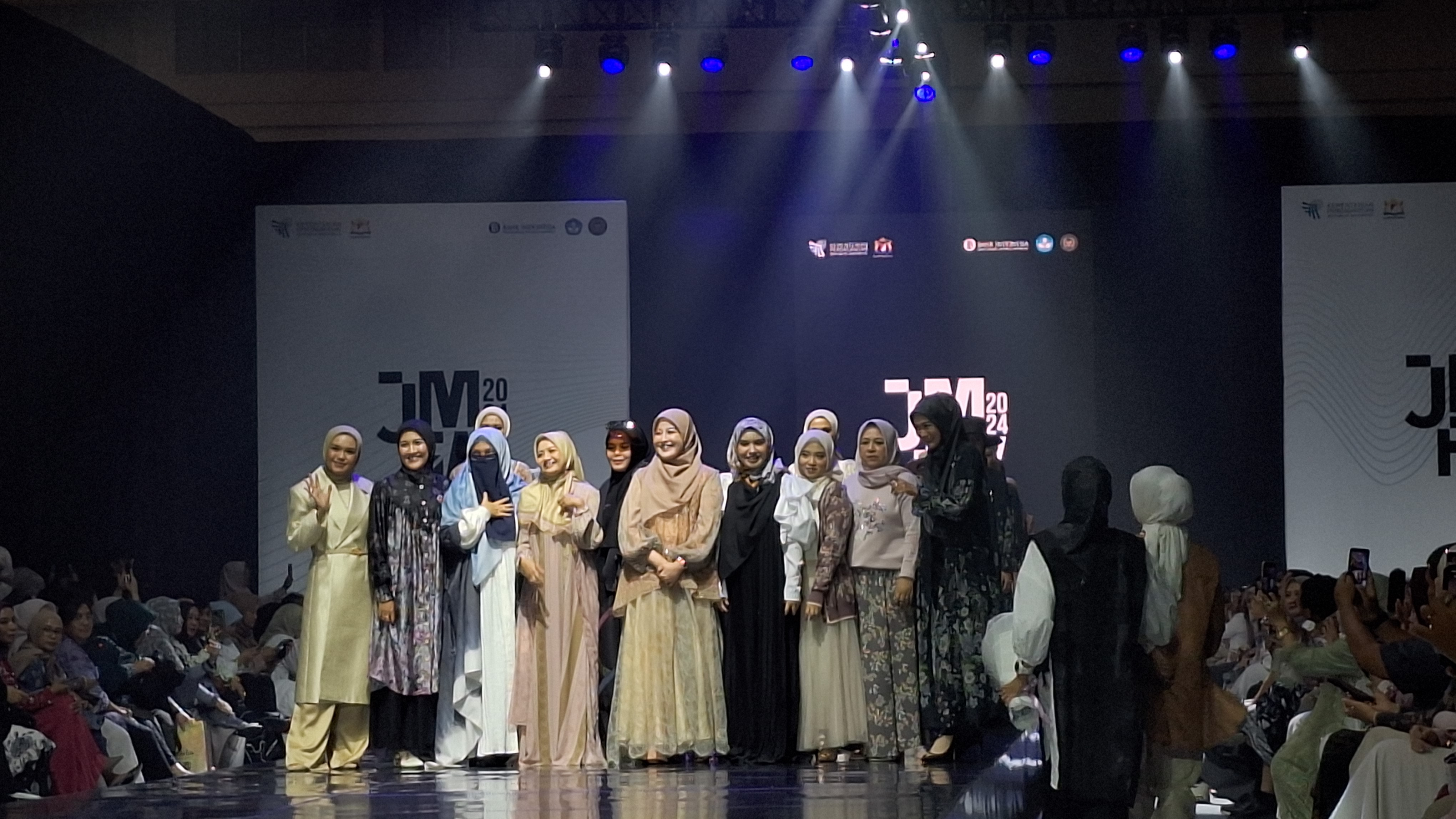 Resmi Digelar, JMFW 2024 Dibuka dengan Penampilan 9 Jenama Modest Fashion Indonesia