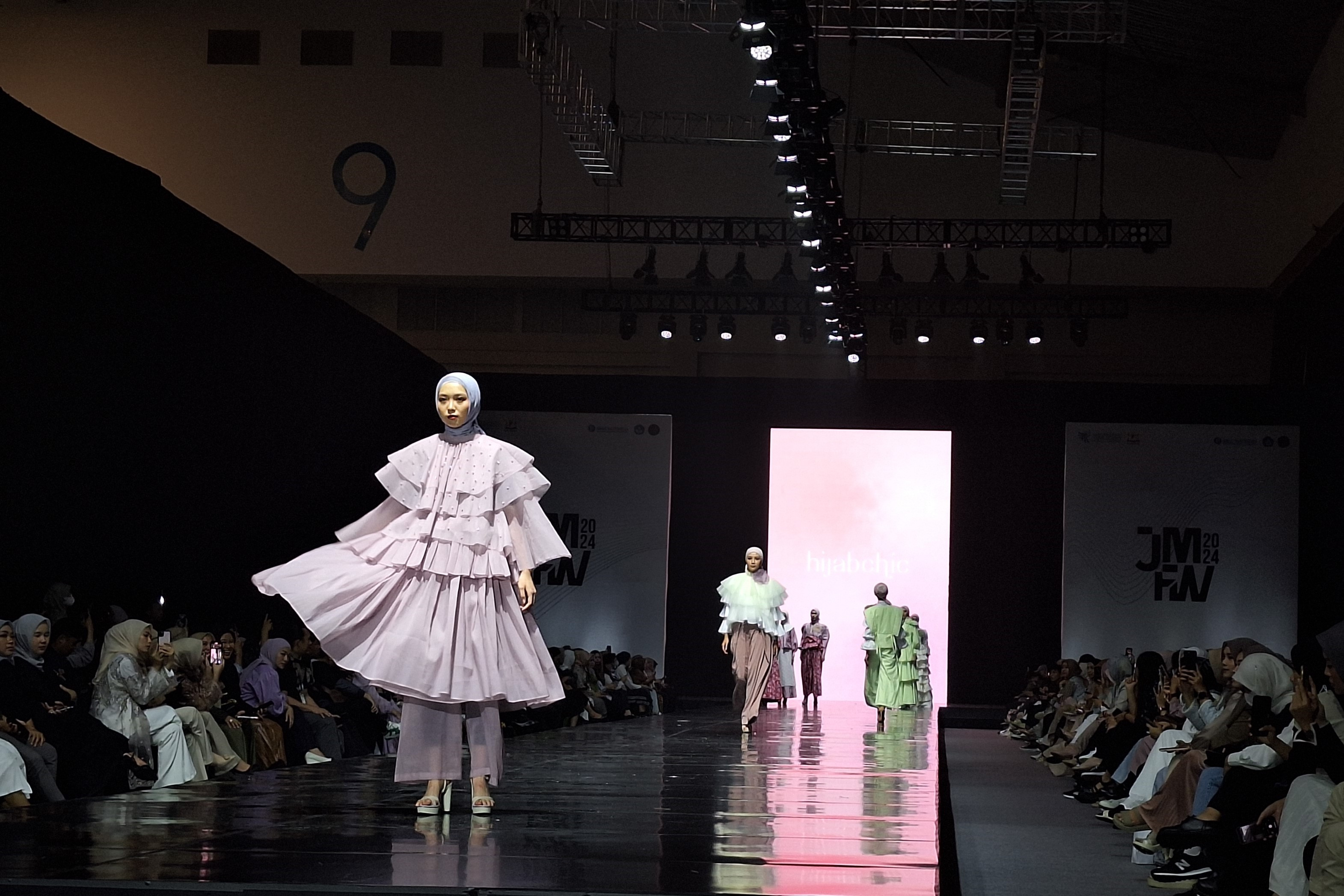 12 Tahun Berkarya, HijabChic Hadirkan Koleksi Lavanya di JMFW 2024