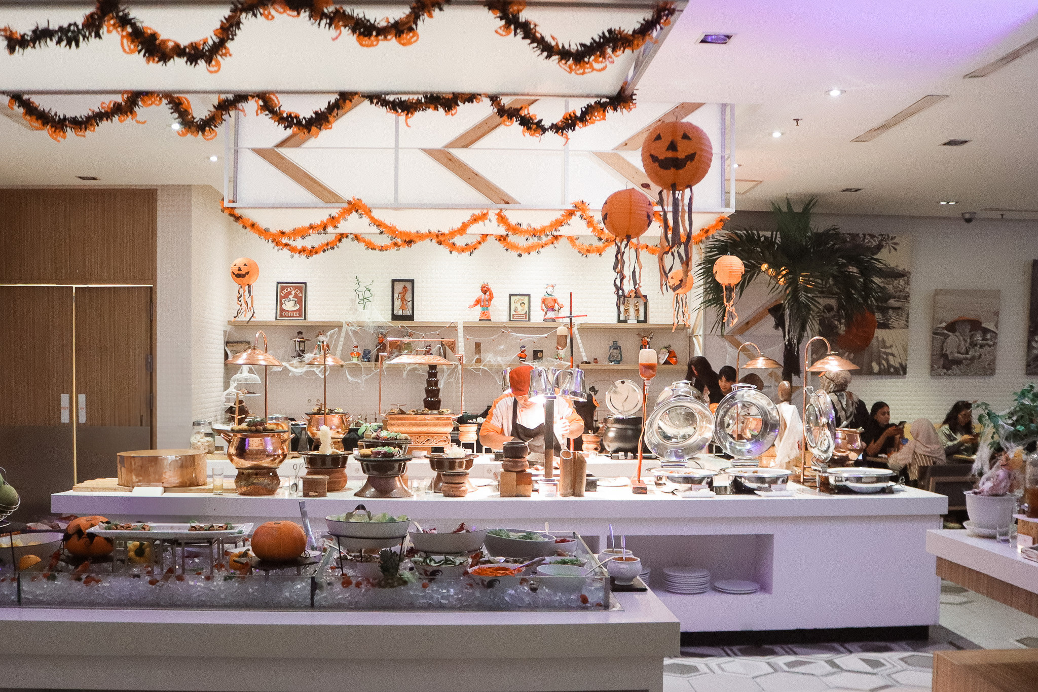 HARRIS Hotel Kelapa Gading Rayakan Malam Halloween dengan Annabelle