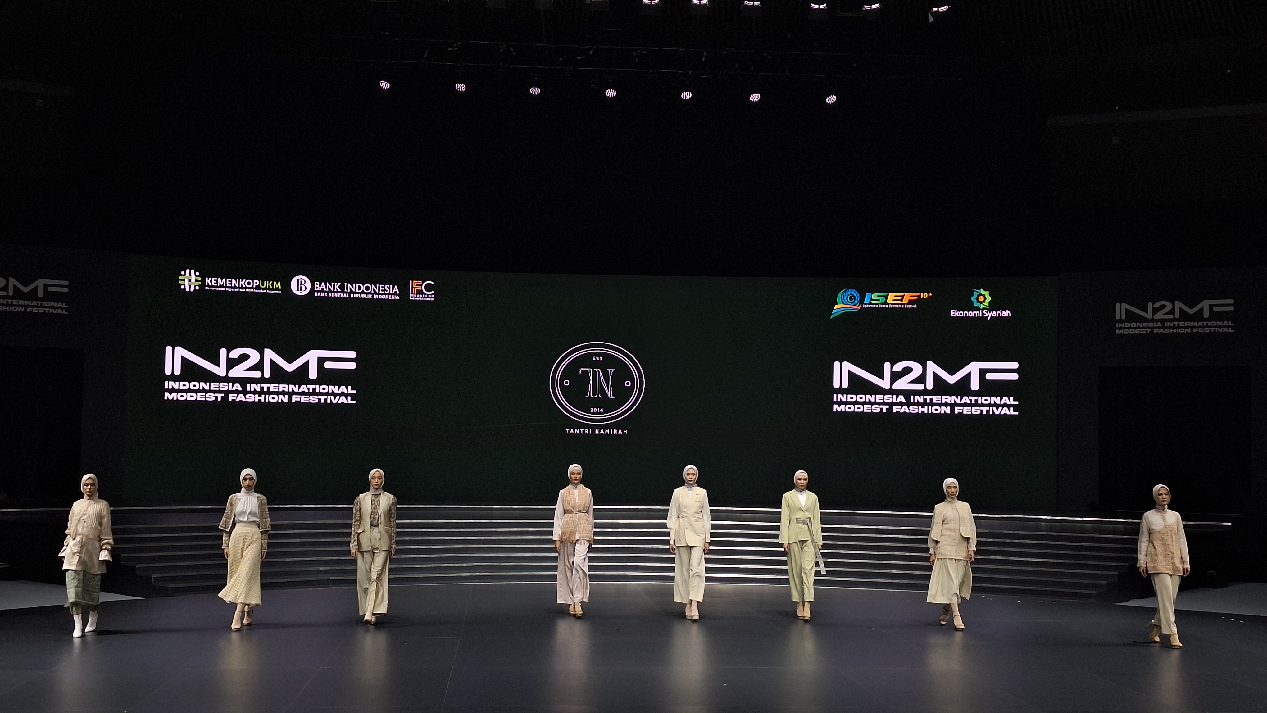 “Mother of Attercop”, Tantri Namirah Official Eksplorasi Keindahan Kain Tenun Rote