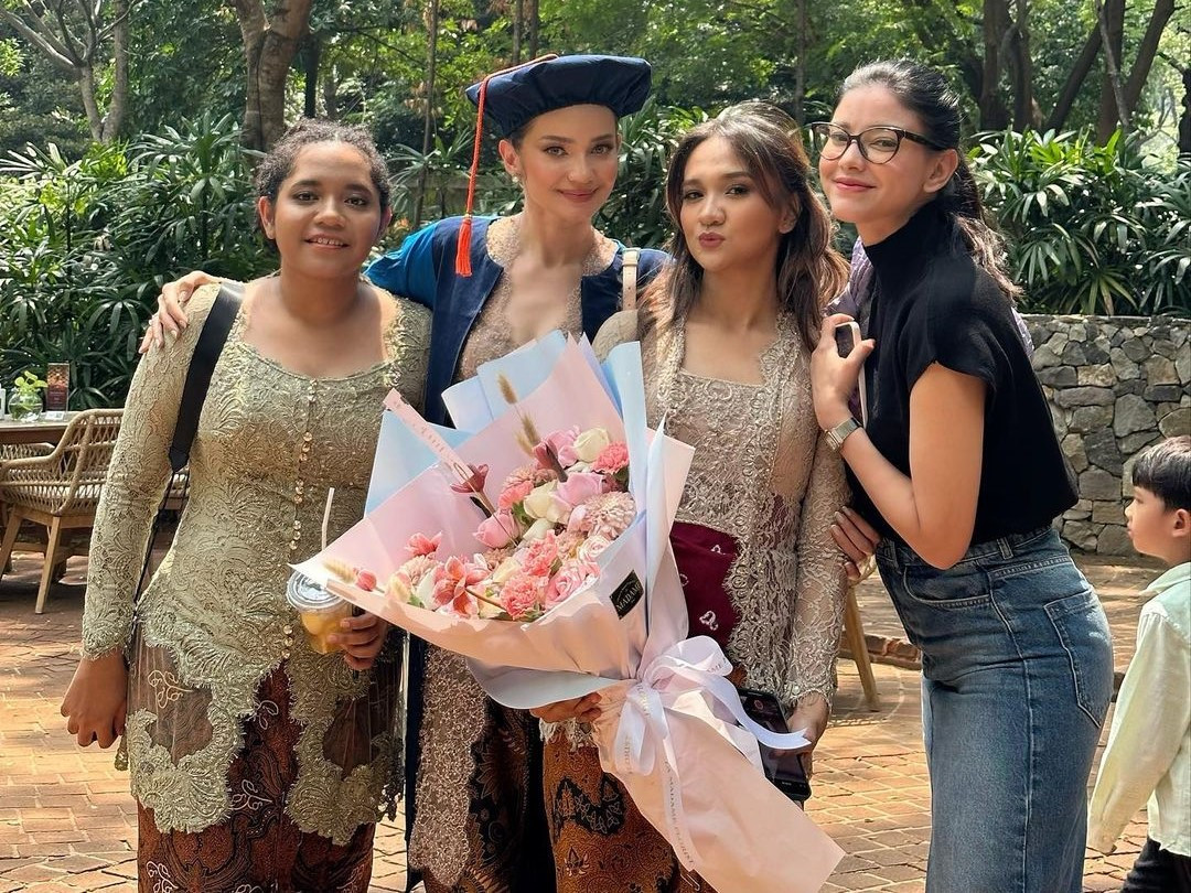 Berhasil Menyelesaikan Studi S1, Enzy Storia: Akhirnya Setelah Tercepot-cepot