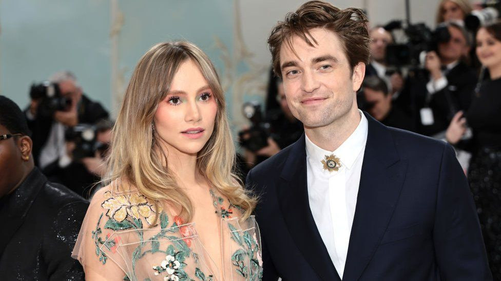 Selamat! Suki Waterhouse Umumkan Kehamilan Anak Pertamanya Dengan Robert Pattinson