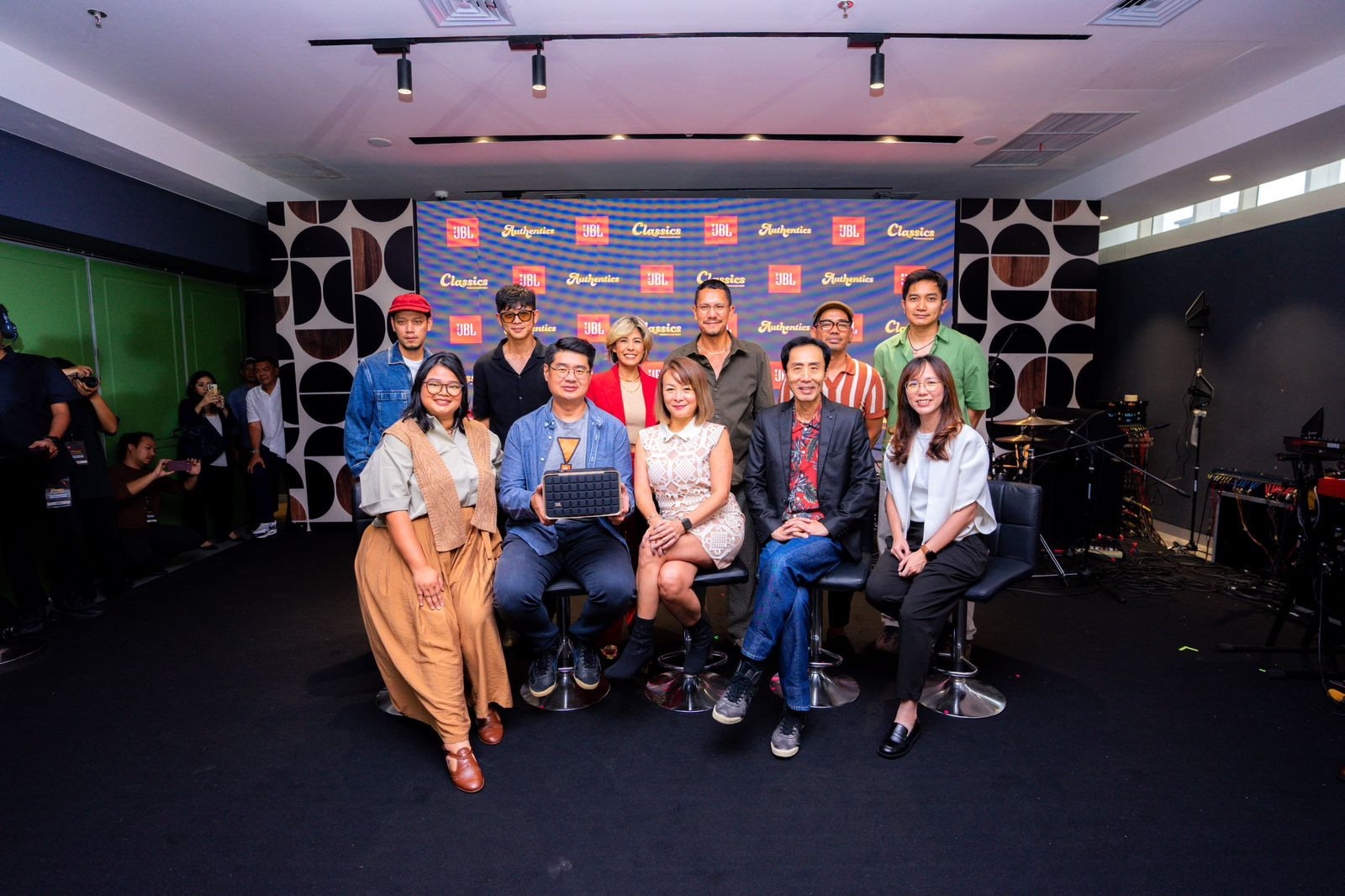 Klasik Modern, JBL Luncurkan "JBL Authentics & Spinner BT" dengan Maliq & D’Essentials