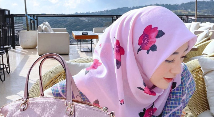 Yuk, Kenakan Hijab Soft Pink! Intip Tips & Trik Padu Padannya