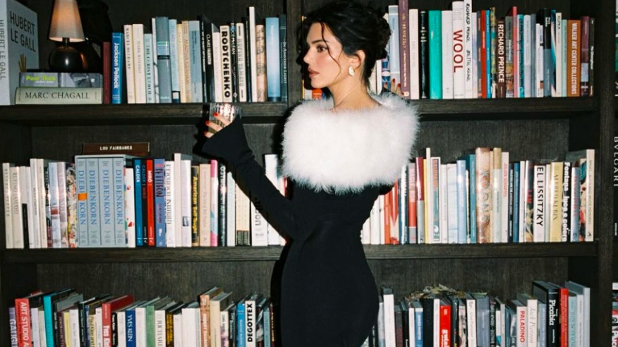 Kendall Jenner Tampil Glamor Dalam Balutan Black Dress Berbulu Di Malam Natal
