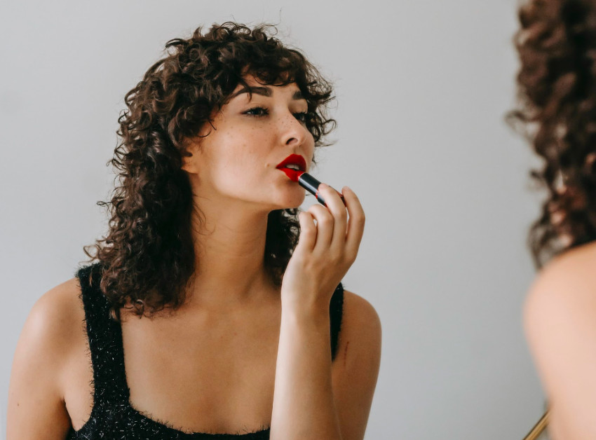 Terlihat Makin Tua Saat Pakai Lipstik? Ini Kesalahan Yang Harus Kamu Tahu