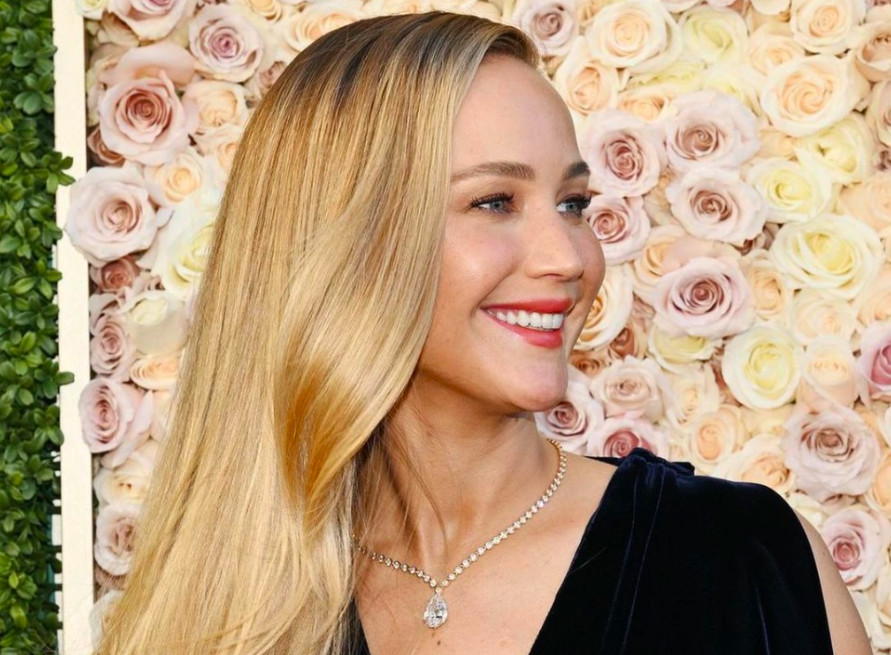 Jennifer Lawrence Tampil Simple Dan Elegan Dengan Kalung Bertabur Berlian 11 Karat