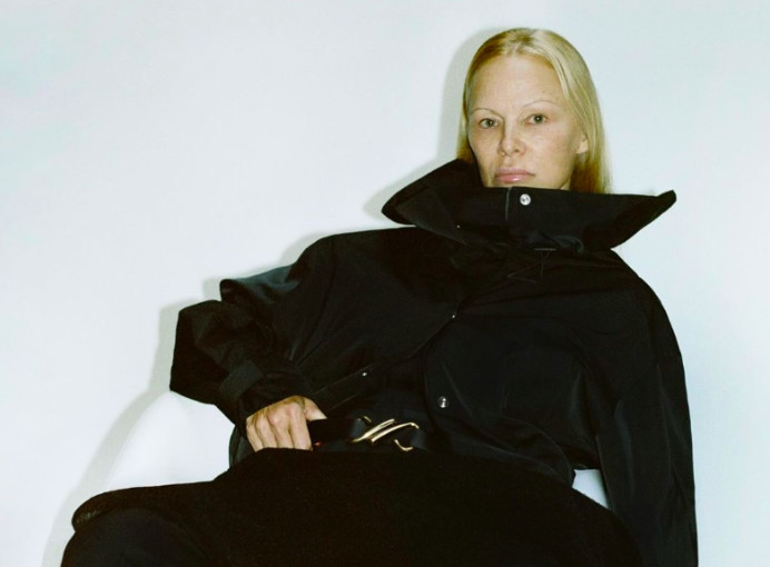 Pamela Anderson Tampil Bare Face di Photoshoot Iklan Terbaru