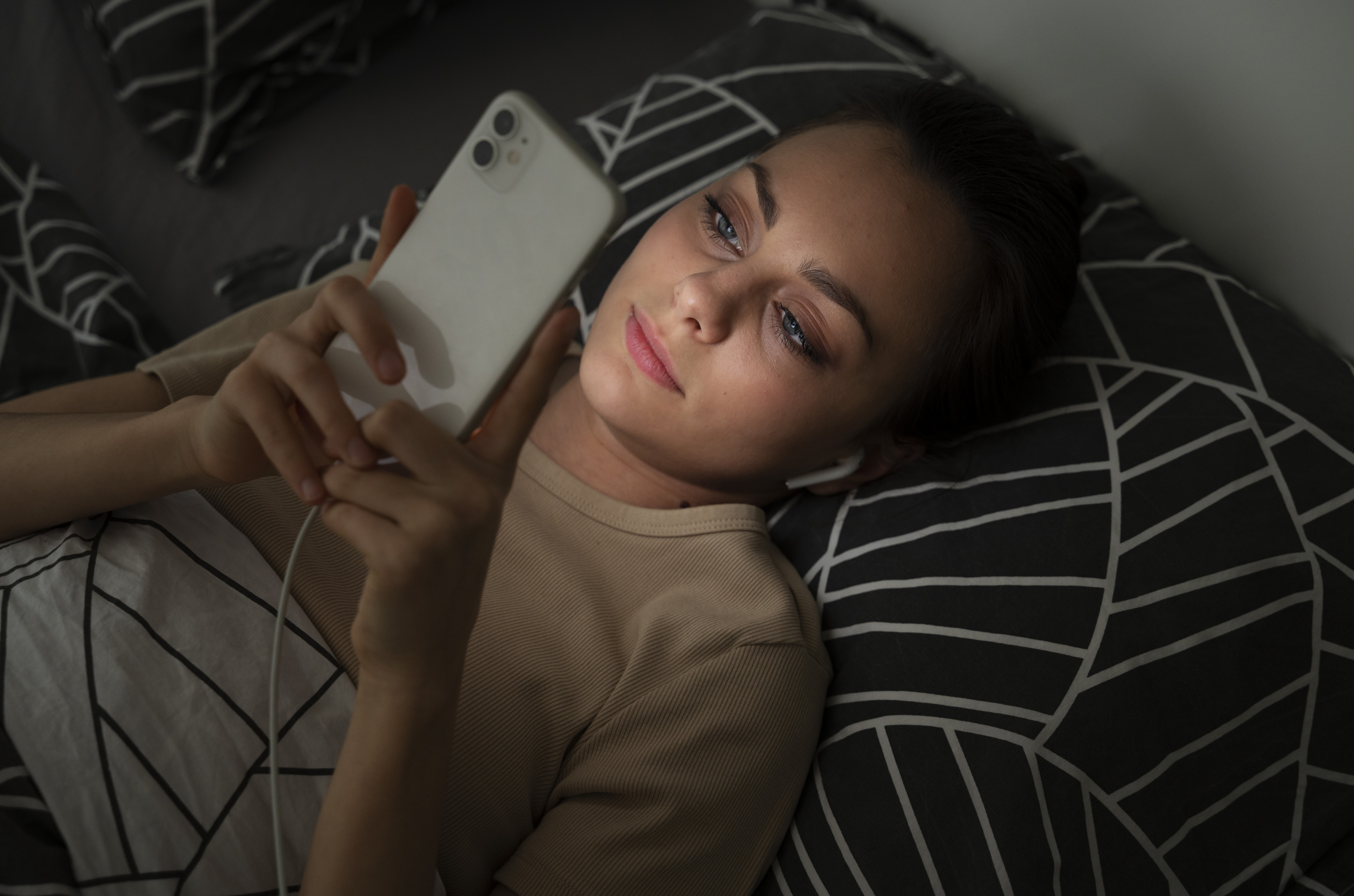 Haruskah Hindari Penggunaan Ponsel Sebelum Tidur? Ini Penjelasan Ahli