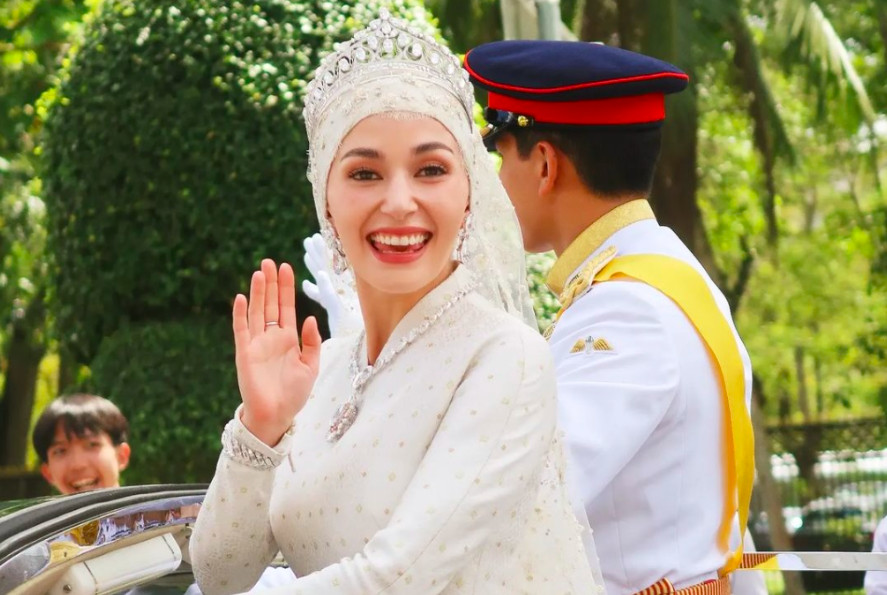 Penampilan Mewah Anisha Rosnah Berhiaskan Berlian Saat Resepsi Pernikahan