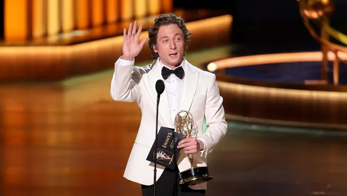 Bawa Pulang Piala Emmys 2024, Jeremy Allen White: Aku Sangat Bangga