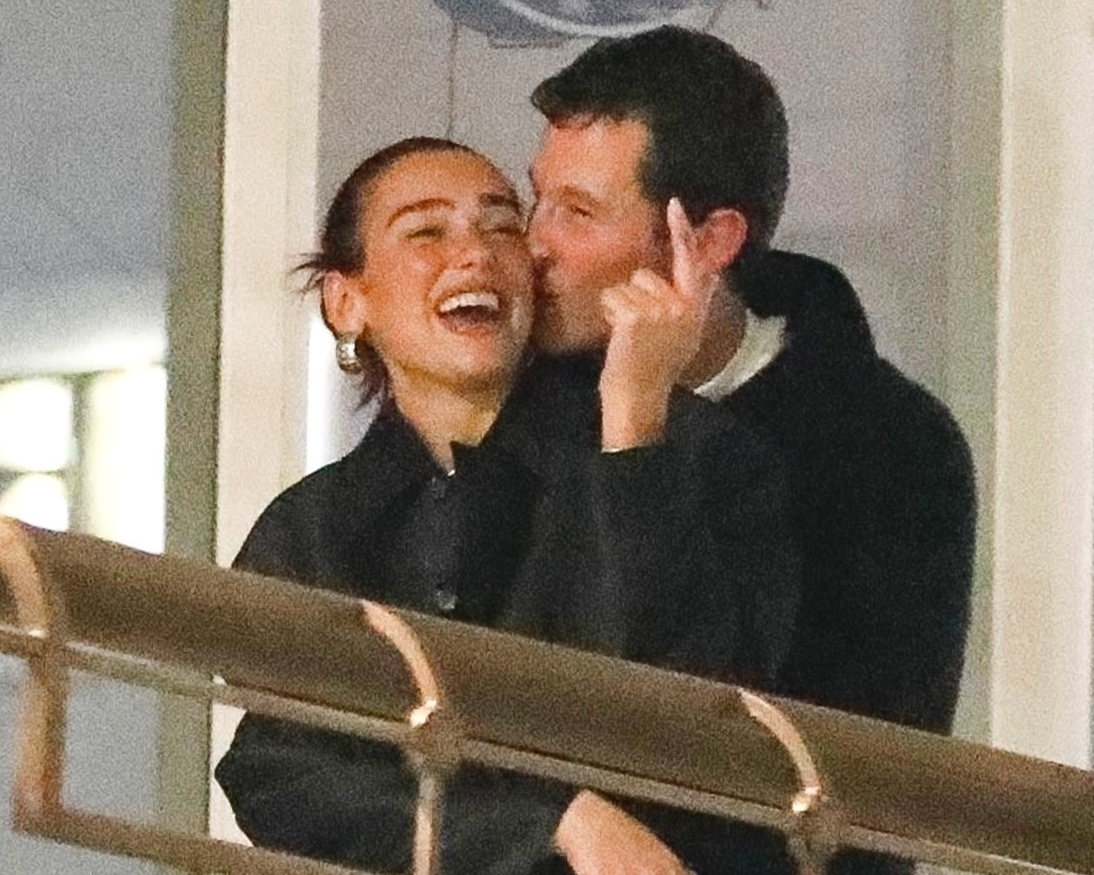 Semakin Terang-Terangan, Dua Lipa dan Callum Turner Berkencan dan Pamer Kemesraan