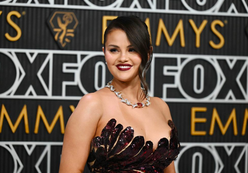 Selena Gomez Tampil Glamour Nan Sexy Di Red Carpet Emmys 2024