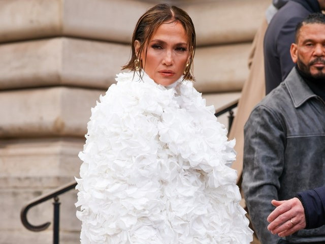 Bikin Pangling! Jennifer Lopez Ubah Penampilan Untuk Paris Haute Couture Week 2024