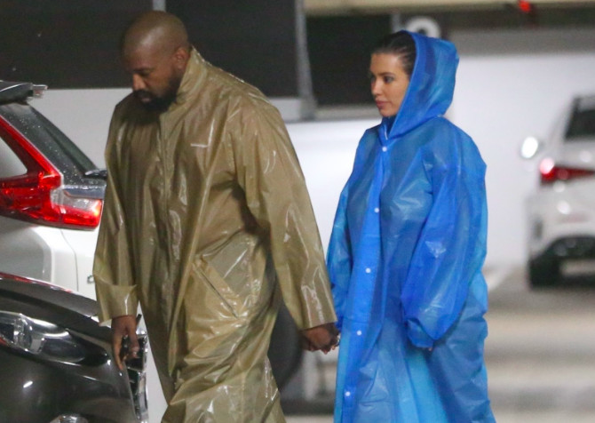Bianca Censori Dan Kanye West Kenakan Outfit Jas Hujan Di Cuaca Panas Amerika