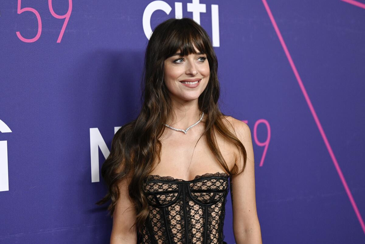 Dapat Nilai Jelek, Dakota Johnson Pastikan Tak Akan Kembali ke “Madame Web”