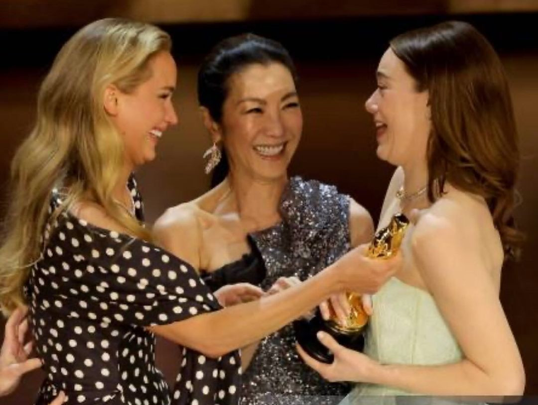 Berikan Piala Emma Stone Ke Jennifer Lawrence, Michelle Yeoh Klarifikasi