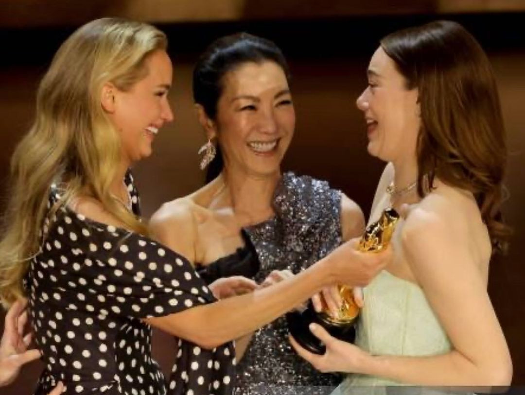 Berikan Piala Emma Stone ke Jennifer Lawrence, Michelle Yeoh Klarifikasi