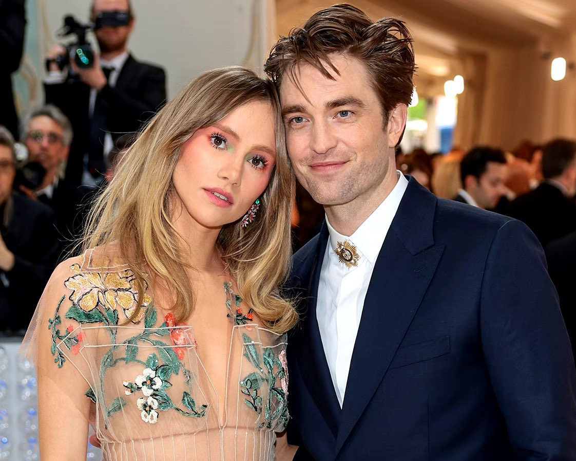 Robert Pattinson Dan Suki Waterhouse Sambut Buah Hati Pertama