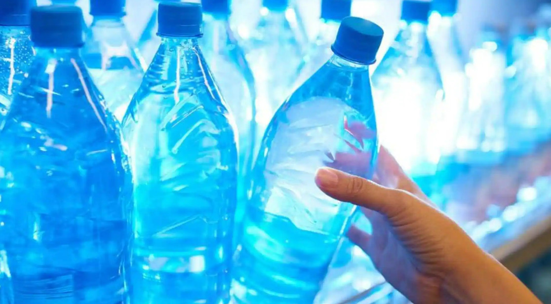Amankah Air Kemasan Botol Nanoplastik Bagi Kesehatan? Begini Penjelasan Ahli
