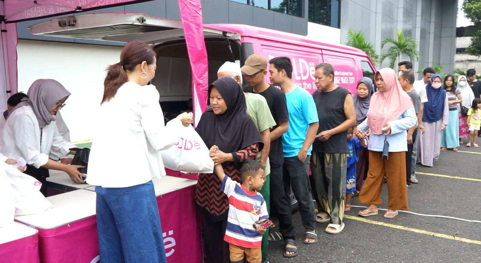 Sambut Idulfitri 1445 H, Bolde Bagikan Paket Sembako untuk Masyarakat