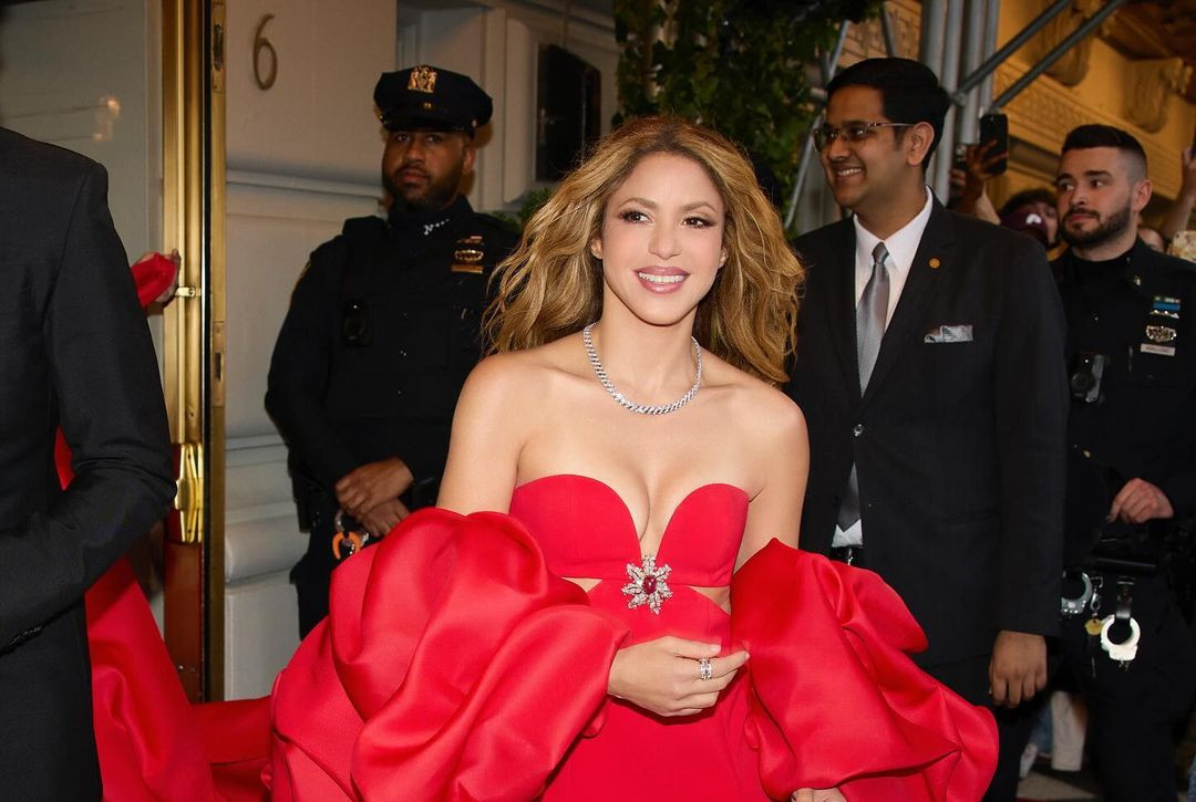 Tampil Berbalut Gaun Merah, Shakira Debut Di Met Gala 2024