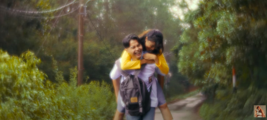 Temukan Bahagia Lewat Merelakan, Nadin Amizah Rilis MV 'Di Akhir Perang'