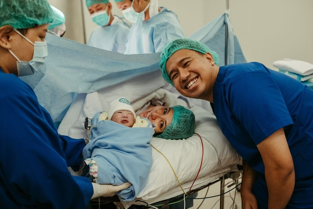 Selamat! Joshua Suherman Dan Clairine Clay Sambut Kelahiran Anak Pertama