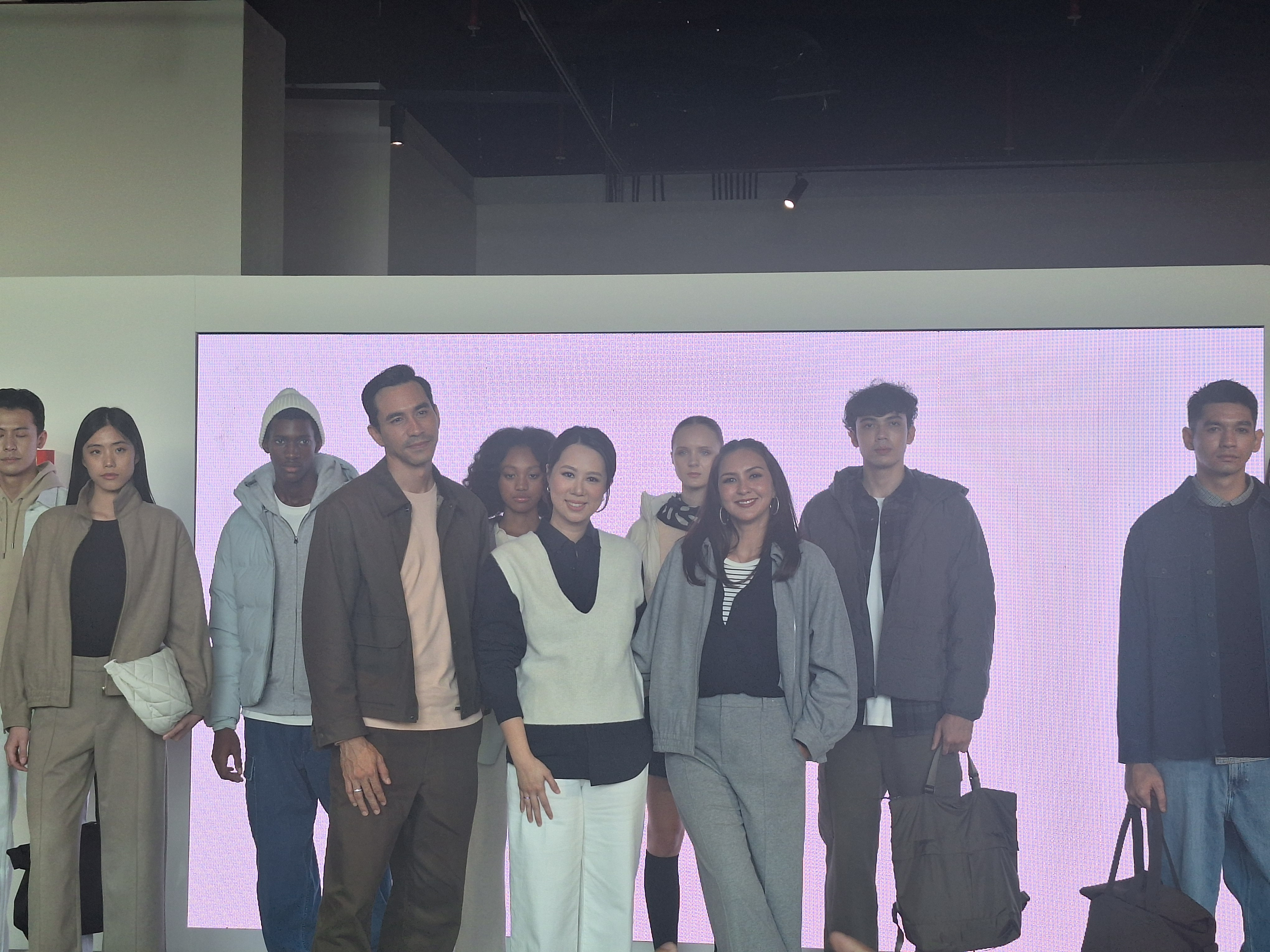 Hobi Pakai Baju Couple, Darius-Donna Senang Pilih Warna Earth Tone