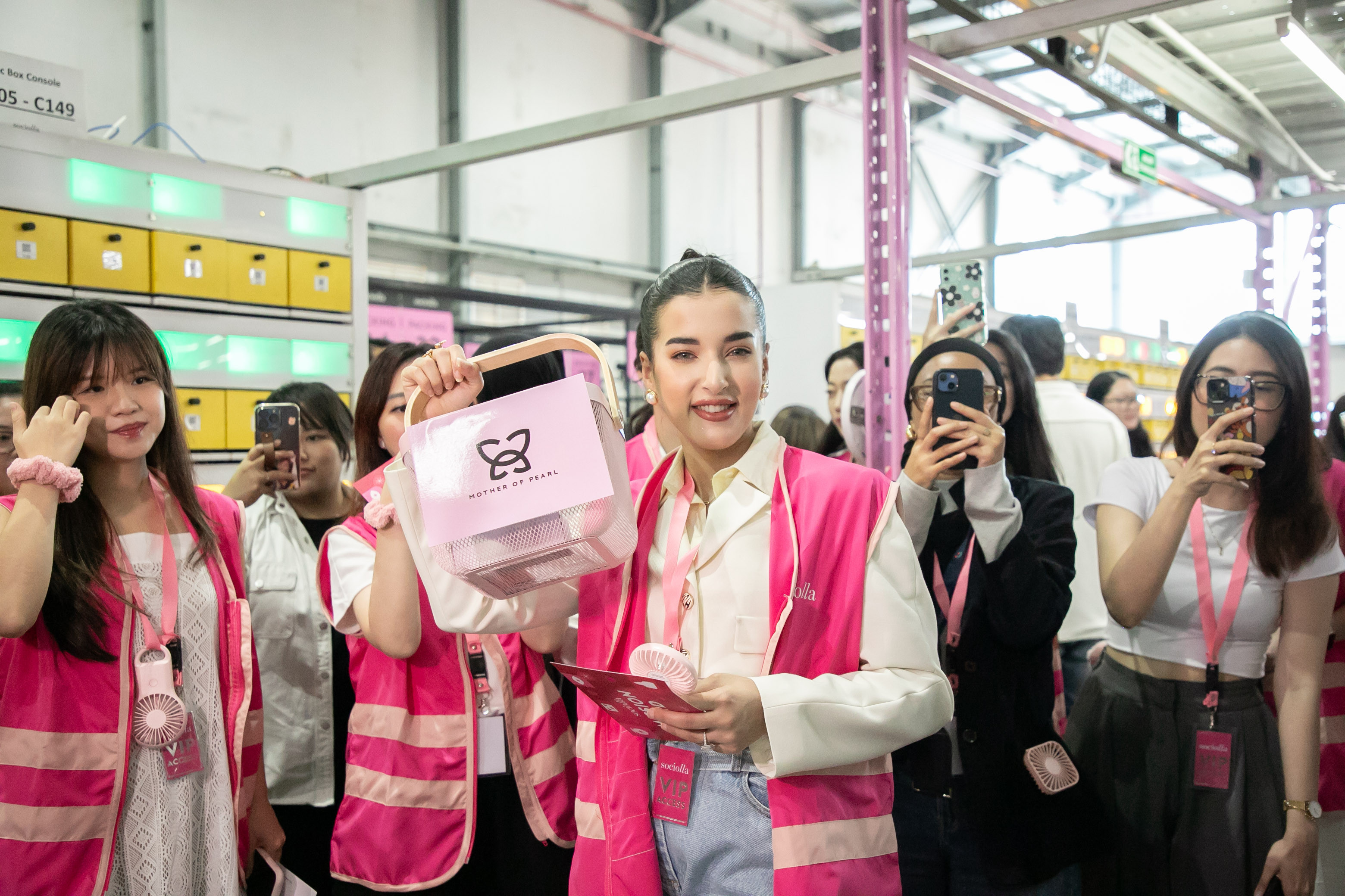 Para Founder Brand Lokal Rasakan Kemasi Pink Box Untuk Bestie di Warehouse Sociolla