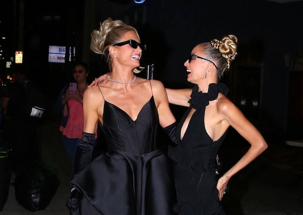 Tampil Elegan, Paris Hilton Kenakan Karya Desainer Indonesia Mety Choa