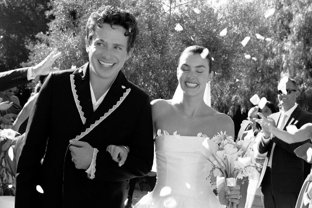 1 Tahun Usai Umumkan Pertunangan, Charlie Puth Resmi Nikahi Brooke Sansone