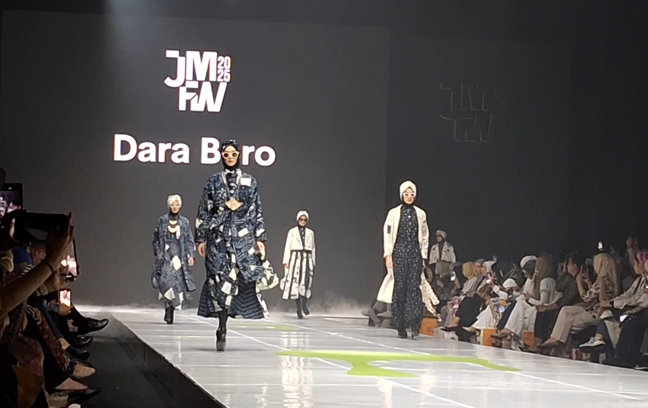 Dara Baro Kenalkan Koleksi Fashion Sirkular di JMFW 2025