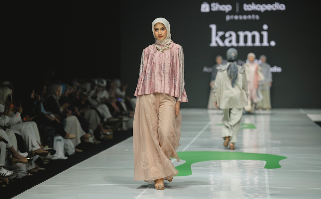 Kembali ke Panggung Jakarta Muslim Fashion Week, KAMI Bawakan Koleksi 'Petally'