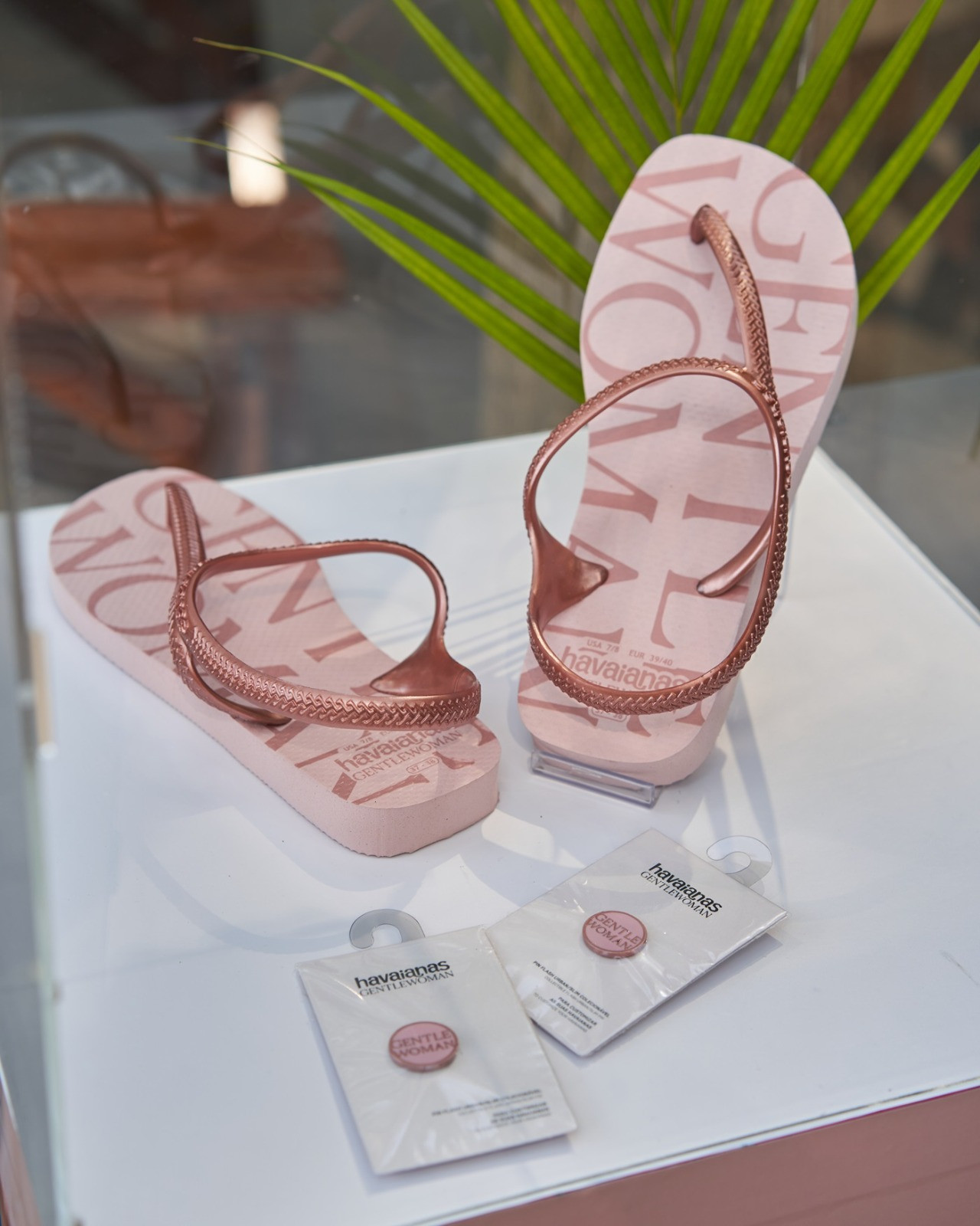 Havaianas X GENTLEWOMAN Perkenalkan Sandal Flip-Flop Ikonis dengan Sentuhan Bold & Stylish