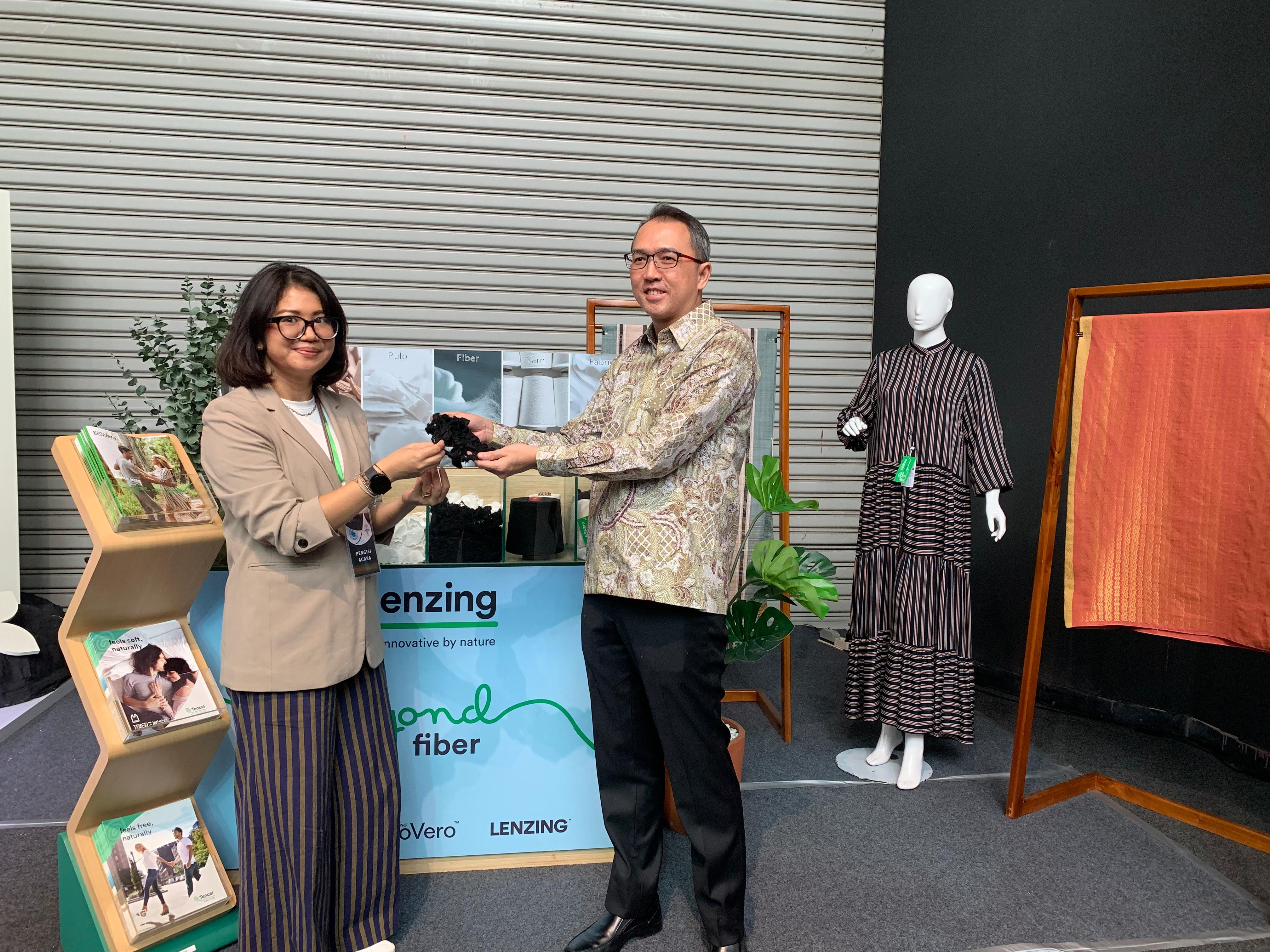Kolaborasi Lenzing Dan Merdi Sihombing, Hadirkan Karya Dengan Penggunaan Serat Sustainable