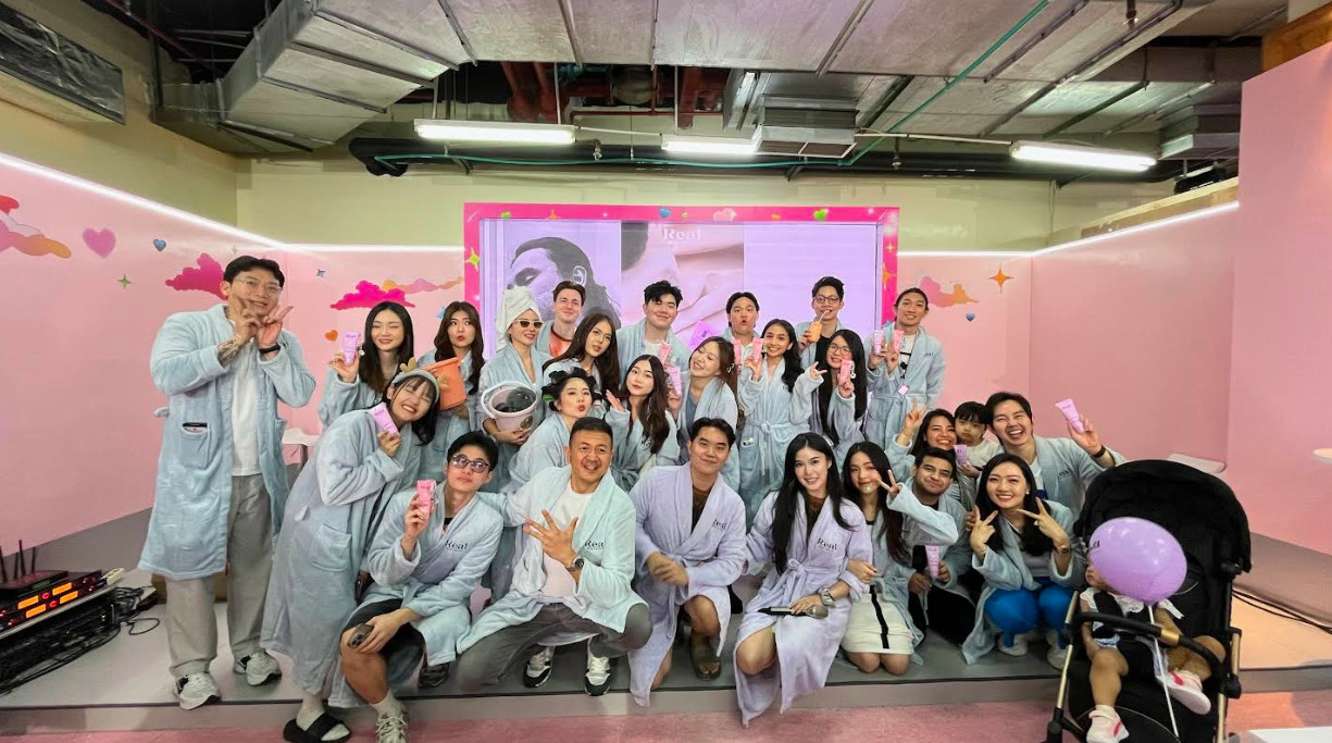 Para Influencer Pakai Bathrobe, Real Body & Soul Bikin Pengunjung Mal Heboh