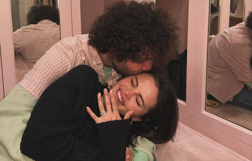 Selamat! Selena Gomez Umumkan Telah Bertunangan dengan Benny Blanco