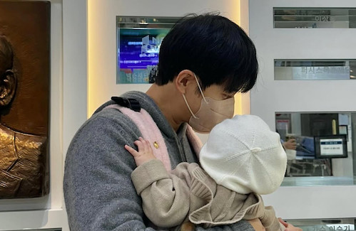 Gemas! Lee Seung Gi Perdana Unggah Foto Bareng Sang Anak