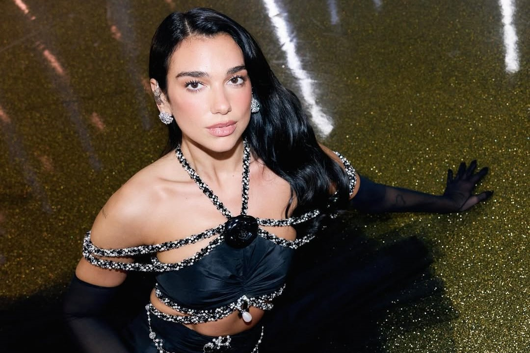 Selamat! Dua Lipa Resmi Bertunangan dengan Callum Turner