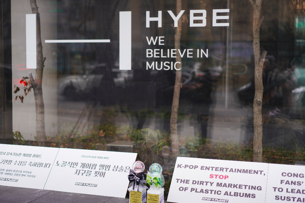 Penggemar Tantang HYBE Pimpin Tranformasi Industri K-pop Ramah Lingkungan