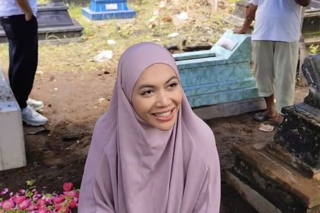 Tak Ikut Pemakaman Sang Ibunda, Denada Ungkap Alasannya