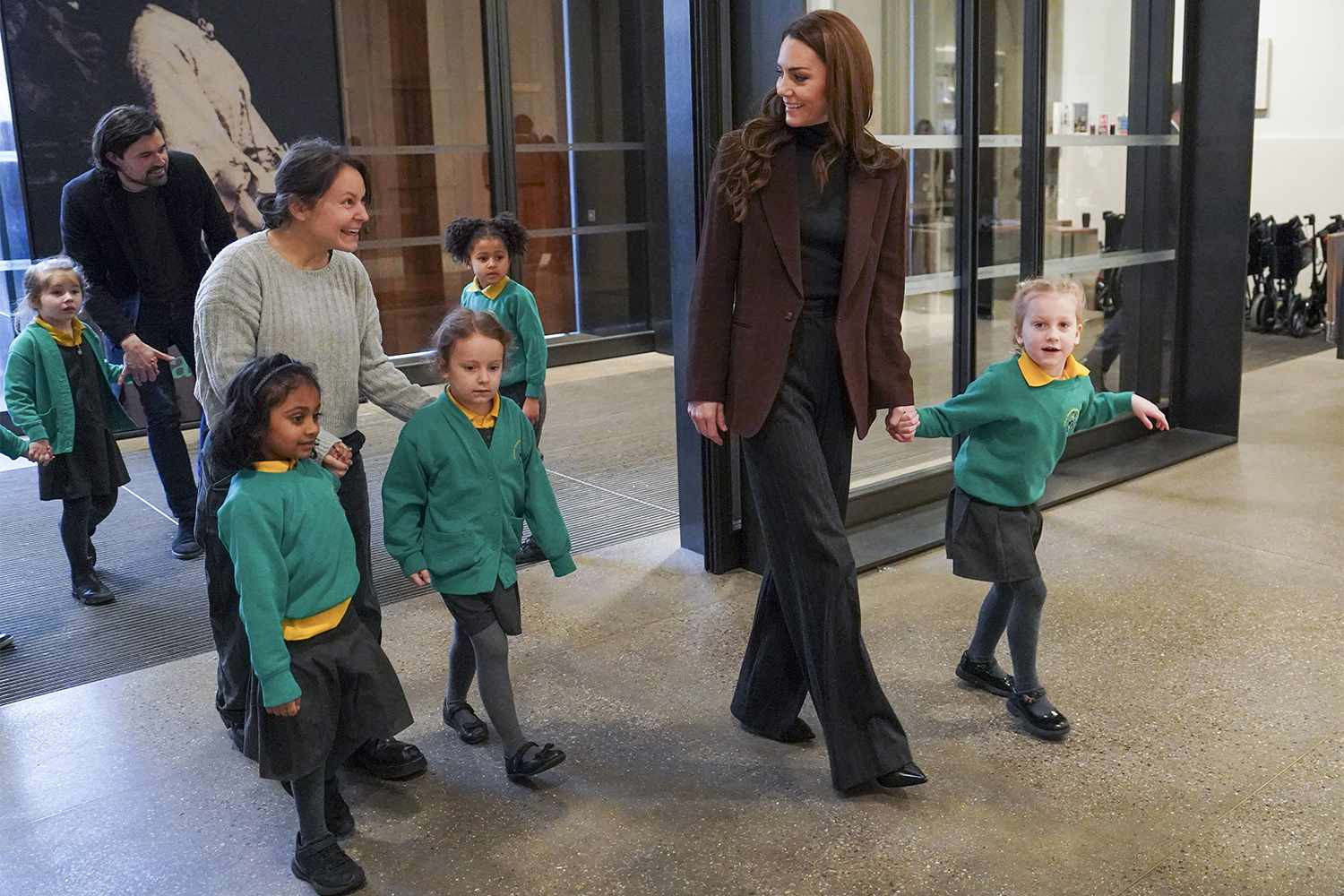 Lepas Sementara Gelar Kerajaan, Kate Middleton Lakukan Hal Ini!